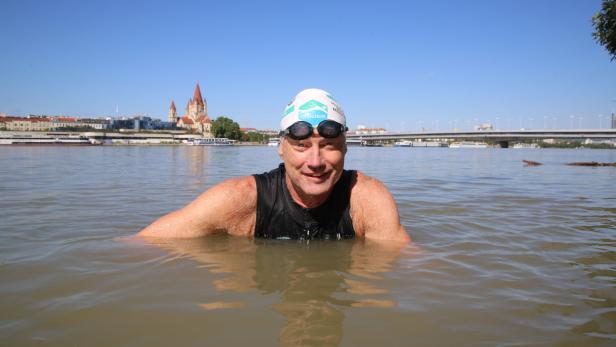 Ein Professor schwimmt gegen die Donauverschmutzung