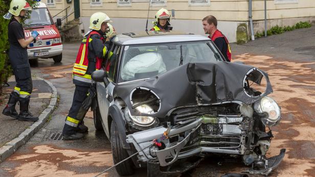 Unfall in Krems: Fahrzeug prallte gegen Tormauer