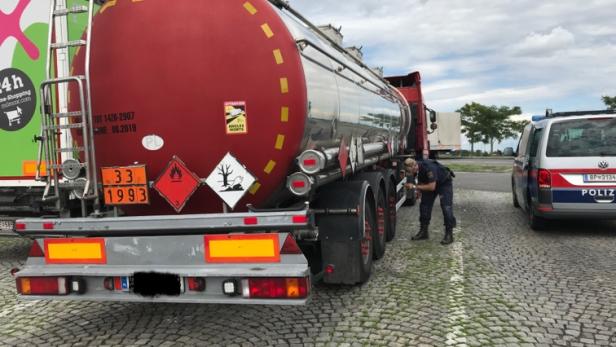 Explosive Chemikalien auf kaputten Reifen: Polizei stoppt Schrott-Lkw