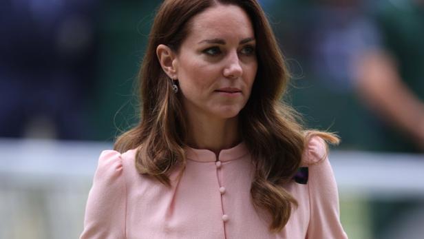 Catherine, Princess of Wales, in einem rosa Kleid bei einer Veranstaltung im Freien.