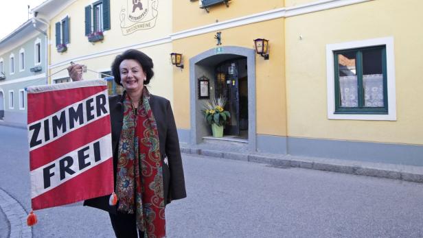 Elisabeth Steiner vor dem Asylwerberquartier „Bärenwirt“