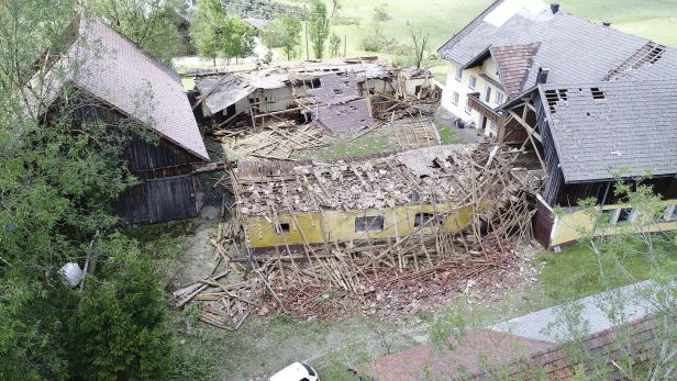 Seit Wochen sind Feuerwehren in ganz Österreich im Dauereinsatz. Ende Juli wurde dieser Bauernhof in Schalchen, Oberösterreich, zerstört.