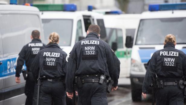 Großeinsatz wegen möglicher Anschläge Polizisten in Nordrhein-Westfalen (Symbolbild).