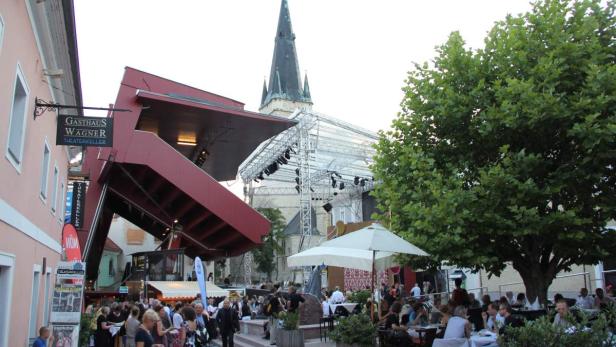 Vor dem Gasthaus Wagner in Bayreuth findet eine Veranstaltung mit vielen Menschen statt.
