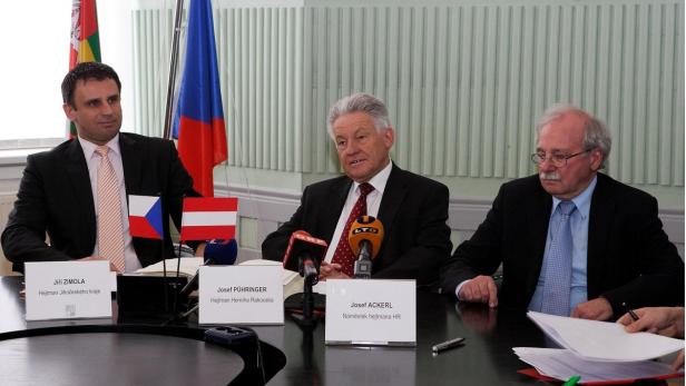 Kreishauptmann Jiri Zimola, LH Dr. Josef Pühringer und LH-Stv. Josef Ackerl in Budweis, Tschechien