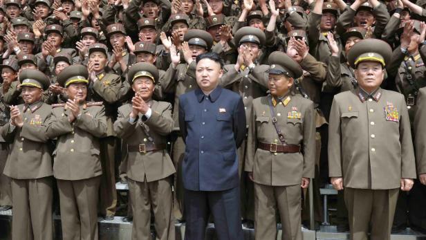North Korean leader Kim Jong-un (C) poses with troops of Korean People&#039;s Army Unit 405 at an undisclosed location in this picture released by the North Korea&#039;s KCNA news agency in Pyongyang May 21, 2013. REUTERS/KCNA (NORTH KOREA - Tags: POLITICS MILITARY) ATTENTION EDITORS - THIS PICTURE WAS PROVIDED BY A THIRD PARTY. REUTERS IS UNABLE TO INDEPENDENTLY VERIFY THE AUTHENTICITY, CONTENT, LOCATION OR DATE OF THIS IMAGE. FOR EDITORIAL USE ONLY. NOT FOR SALE FOR MARKETING OR ADVERTISING CAMPAIGNS. THIS PICTURE IS DISTRIBUTED EXACTLY AS RECEIVED BY REUTERS, AS A SERVICE TO CLIENTS