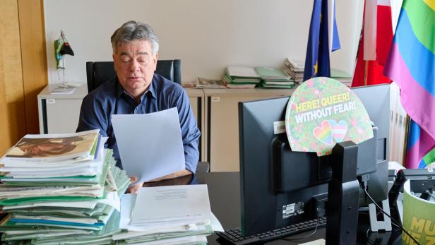 Der für die Beamten zuständigen Vizekanzler Werner Kogler (Grüne) in seinem Büro.