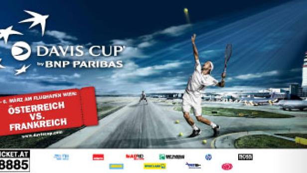Ein Davis Cup-Werbeplakat mit einem Tennisspieler auf dem Flughafen Wien, der aufschlägt.