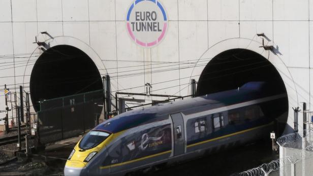 Ein Eurostar-Zug fährt in den Eurotunnel ein.