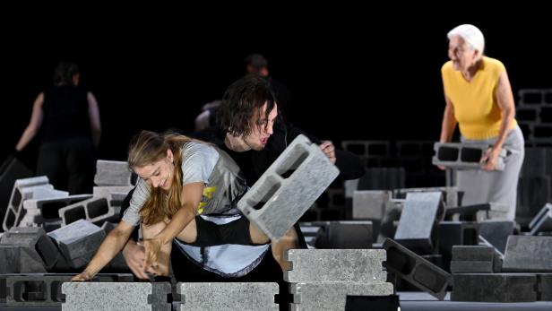 Another Brick in the Wall: Lea Ruckpaul, Marcel Kohler, Hildegard Schmahl in &quot;Das Bergwerk zu Falun&quot;