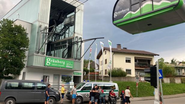 Bergrettung und Alpinpolizei brachten die Rollstuhlfahrer und ihre Begleiter unversehrt zurück zum Ausgangspunkt der Tour bei der Grünbergbahn