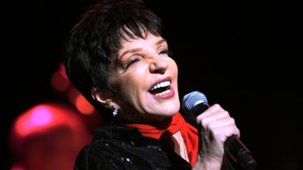 Liza Minnelli singt mit einem Mikrofon in der Hand.