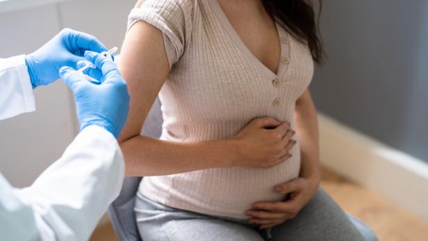 Notkaiserschnitt wegen Covid: Ungeimpfte Mutter richtet Appell an Impf-Skeptiker