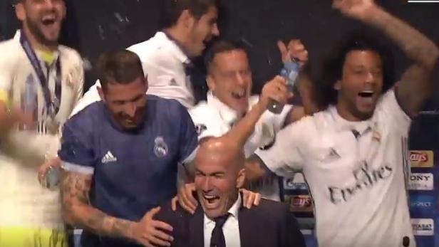 Zinédine Zidane wird von Real Madrid Spielern nach dem Gewinn der Champions League gefeiert.
