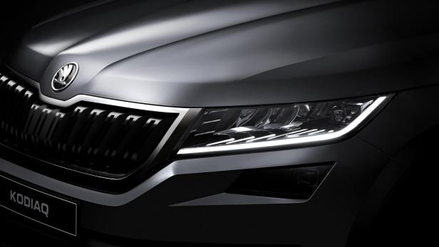 Detailansicht der Frontpartie eines Škoda Kodiaq mit LED-Scheinwerfern.