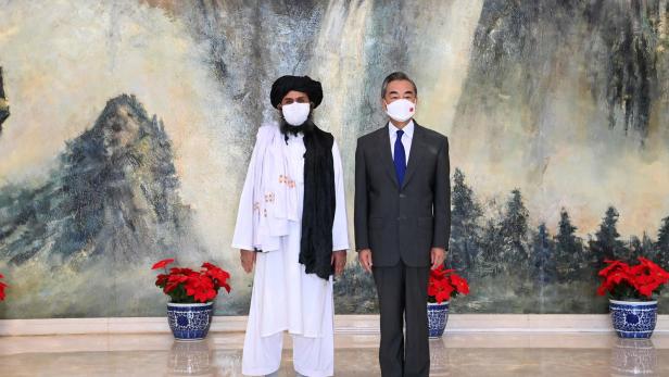 Chinas Außenminister Wang Yi und einer der Taliban-Gründer Abdul Ghani Baradar