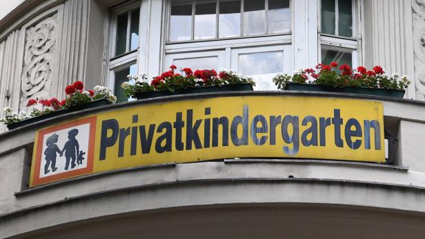 Archivbild: Hinweisschild eines &quot;Alt Wien&quot;-Privatkindergartens