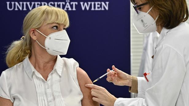Eine der ersten Covid-19-Schutzimpfungen in Österreich am 27.12.2020.