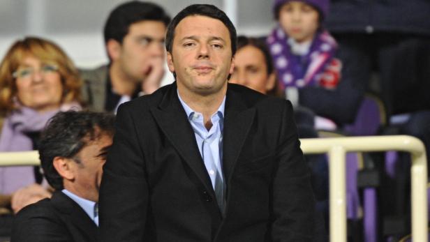 Matteo Renzi sitzt im Publikum bei einer Veranstaltung.