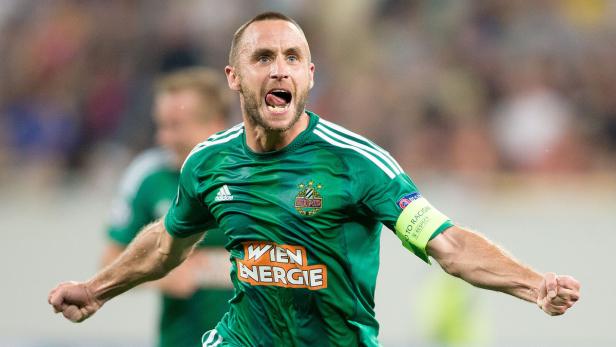 Ein Fußballspieler von Rapid Wien jubelt mit geöffnetem Mund und geballten Fäusten.