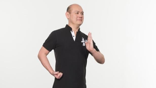 Awai Cheung ist Qigong-Lehrer, Dozent und Buchautor: Hier zeigt er die Qi-Fit-Übung „Body &amp;amp; Mind“