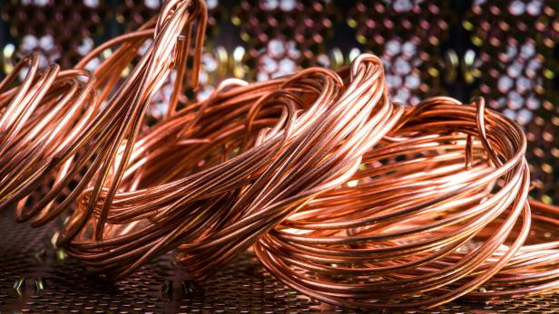 Kupferdraht liegt in Schlaufen auf einem metallischen Untergrund.