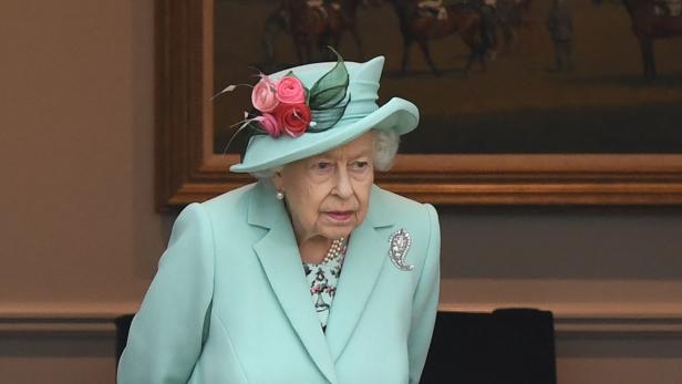 Charles' Miene verheißt nichts Gutes: Wird Krisensitzung auf Balmoral Queen zu viel? 