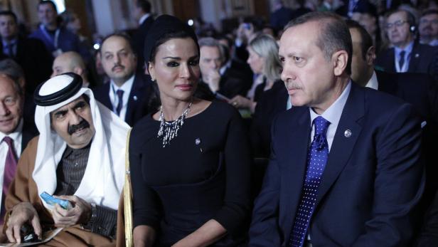 APA11661392 - 27022013 - WIEN - ÖSTERREICH: vlnr.: Emir von Katar, Hamad Bin Khalifa Al-Thani und seine Frau Sheikha Mozah bint Nasser al Missned und der türkische Ministerpräsident Recep Tayyip Erdogan am Mittwoch, 27. Februar 2013, im Rahmen des UNO-Forums &quot;Allianz der Zivilisationen&quot; in Wien. APA-FOTO: GEORG HOCHMUTH