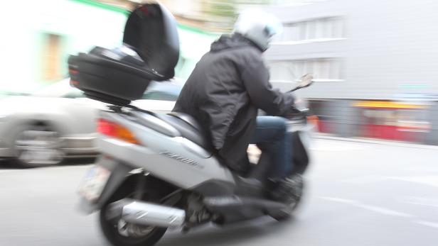 Häftling flüchtet mit Moped und kollidiert mit Straßenbahn