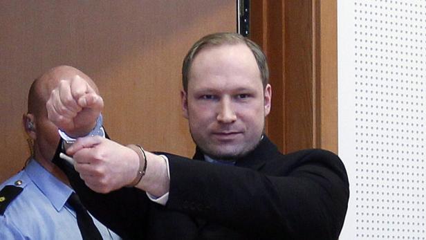Anders Behring Breivik mit Handschellen während eines Gerichtstermins.