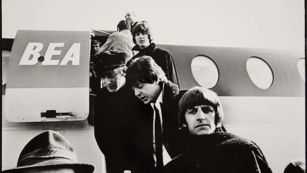 Foto von Christian Skrein: Die Beatles am 13. März 1965 nach der Landung in Salzburg, um Szenen für den Film „Help!“ zu drehen