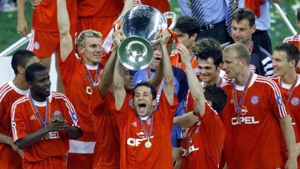 Bayern Munich&#039;s Hasan Salihamidzic lifts the European Cup after the Champions League final at the San Siro Stadium in Milan, May 23, 2001. Bayern Munich beat Valencia 5-4on penalties to win the European Champions League final. REUTERS/Wolfgang Rattay