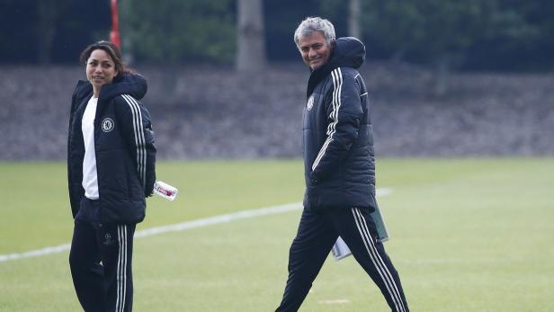 José Mourinho und eine weitere Person in Trainingskleidung auf einem Fußballplatz.