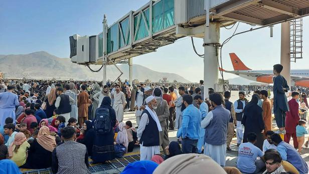 Kabul: Hunderte Afghanen strömten nach der Machtübernahme der Taliban zum Flughafen.