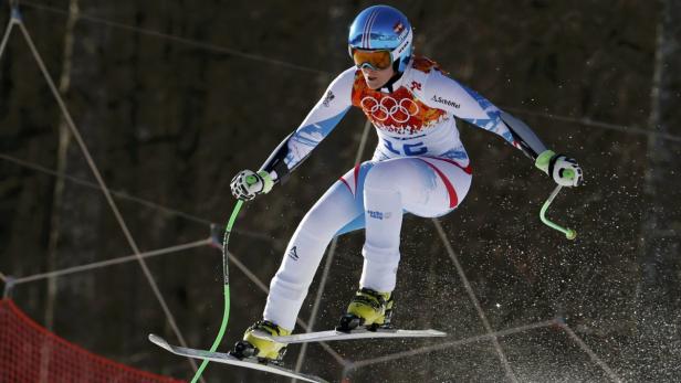 Eine Skirennläuferin springt während eines Rennens.