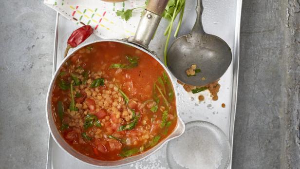 Rezept der Woche: Chilischarfe Linsen-Paradeiser-Suppe