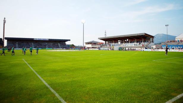 Das Fußballstadion des SV Scholz Grödig mit Spielern auf dem Rasen.