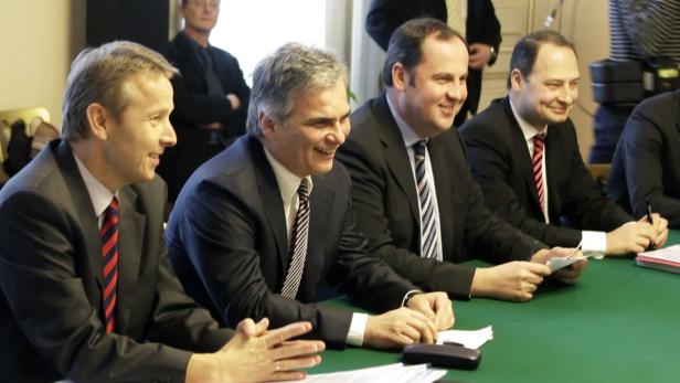 Austrian state secretary Reinhold Lopatka, Chancellor Werner Faymann, Vice Chancellor Josef Proell and state secretary Andreas Schieder (L-R) attend a meeting to discuss an administrative reform in Vienna February 17, 2009. REUTERS/Herwig Prammer (AUSTRIA)