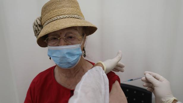 Eine Frau in Israel erhält ihre dritte Impfung.
