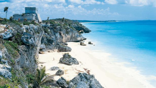 Die Maya-Ruinen von Tulum thronen auf einer Klippe über dem türkisfarbenen Meer.