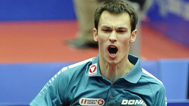 Ein Tischtennisspieler jubelt während eines Spiels.