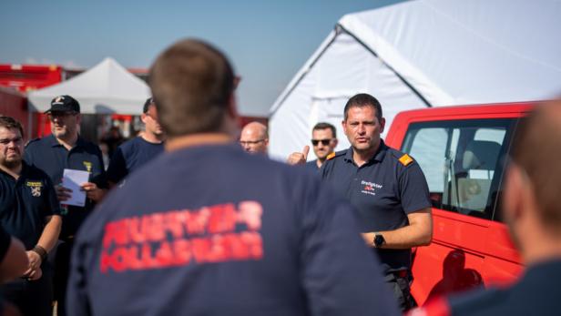 Rechts im Hintergrund: Roland Pachtner, Leiter der Flughafenfeuerwehr in Wien-Schwechat