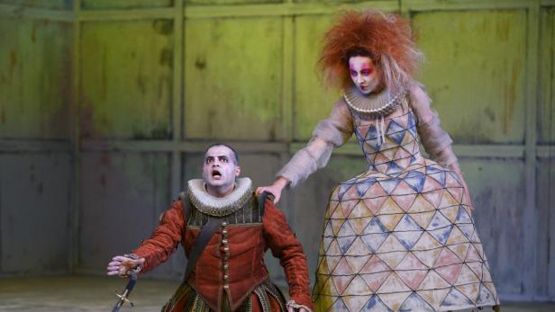 Zwei Schauspieler in historischen Kostümen während einer Theatervorstellung.