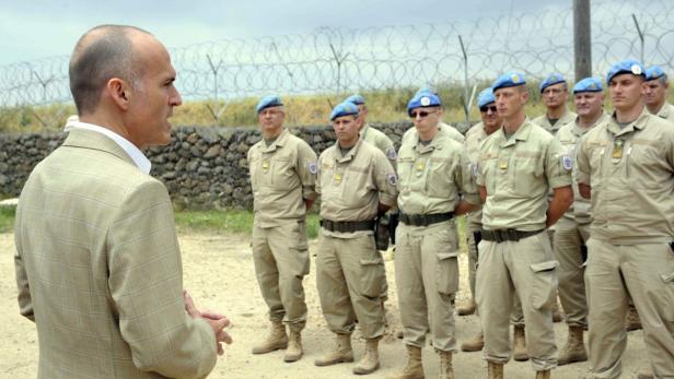 APA12663254-2 - 09052013 - GOLAN - ISRAEL: Verteidigungsminister Gerald Klug (r) besucht am Donnerstag, 9. Mai 2013, die österreichischen UNDOF Truppe auf der Golanhöhe. Klug ist auf einer zweitägigen Rundreise zu den österreichischen UN-Kontingente in Israel und Zypern. APA-FOTO: BUNDESHEER/GUNTER PUSCH