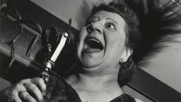 Fotografin aus Wien in New York: Lisette Model – „Sängerin im Metropole Cafe“, New York City, 1946