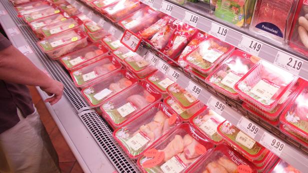 Ein Kühlregal in einem Supermarkt gefüllt mit verpacktem Fleisch und Geflügelprodukten.