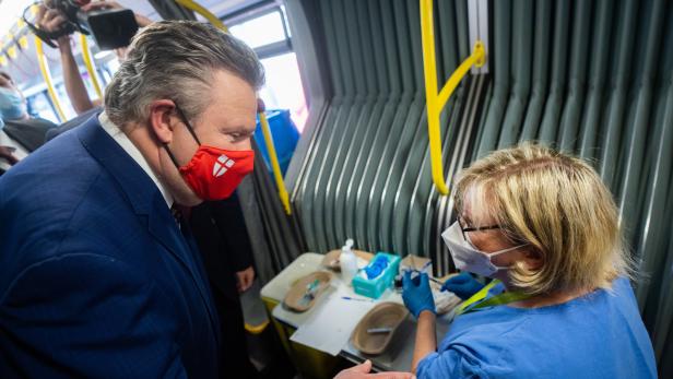 Bürgermeister Michael Ludwig in einem Impfbus diese Woche in Wien