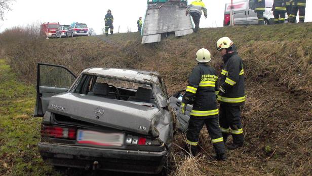 Bergung des Wracks durch die Feuerwehr Gunskirchen.