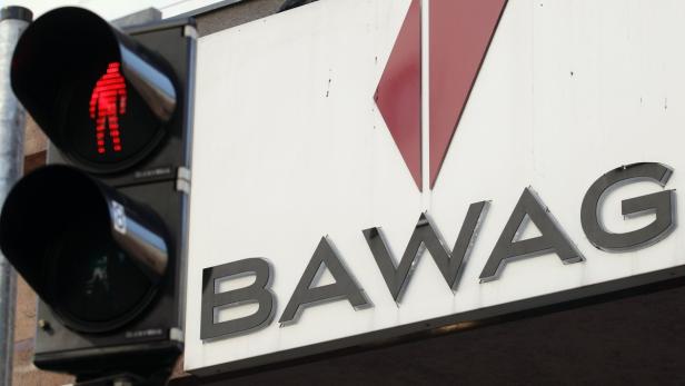 A pigeon sits atop the logo of Austrian lender BAWAG PSK next to traffic lights at a branch office in Vienna September 18, 2012. BAWAG PSK, a unit of Cerberus Capital Management, plans to cut 700 jobs, a fifth of its staff, the Wiener Zeitung newspaper reported on Wednesday, citing unidentified insiders. REUTERS/Heinz-Peter Bader (AUSTRIA - Tags: BUSINESS EMPLOYMENT)