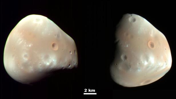 Zwei Ansichten des Mars-Mondes Deimos mit Größenskala